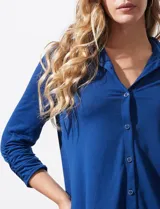 Camisola azul de manga tres cuartos, marca Rio & Rian. Cuello con solapa y abertura central con botones. Manga con detalle fruncido.