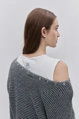 Sweater de punto color tostado, de calce relajado, con escote asimétrico decorado con ojalillos metálicos y mangas largas.