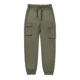 Pantalon cargo de estilo industrial color verde oliva, con cintura elástica ajustable mediante cordón, bolsillos laterales tipo cargo y puños elásticos en los tobillos. Cuenta con el logo de la marca Caterpillar en uno de los bolsillos laterales.