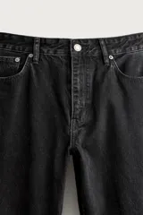 Jeans de corte slim cropped confeccionados en denim de algodón rígido con efecto lavado. Presentan tiro medio, cierre frontal con cremallera y botón, y diseño clásico de cinco bolsillos.