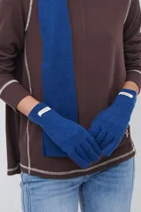 Guantes de punto canalé color azul, con pequeña etiqueta blanca con la marca escrita en el puño.