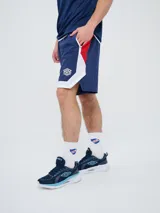 Bermuda deportiva Umbro del Club Nacional de Football, modelo Pro Training, de color azul marino con detalles blancos en el dobladillo. Presenta el escudo del club en una pierna y el logo de la marca en la otra.