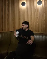 Remera blanca de corte holgado con bordado en el pecho con la leyenda "Roona Studio".