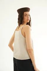 Top de lino color beige, de escote recto y breteles finos, con calce holgado.