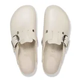Zuecos Birkenstock modelo Boston en color beige, confeccionados en cuero con hebilla metálica grande ajustable y suela de corcho con base de goma negra.
