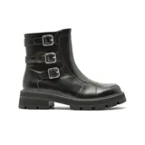 Bota de caña media color negro, confeccionada en cuero sintético, con suela track dentada y tres correas laterales con hebillas metálicas plateadas.