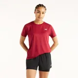 Remera deportiva de manga corta color bordo, con cuello redondo y el logotipo reflectante de la marca en el pecho.