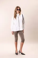 Pantalón capri tipo calza color marrón.