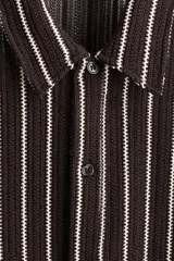 Camisa de manga corta en punto texturizado, de corte estándar, con diseño a rayas verticales en color marrón y blanco, cuello y cierre frontal de botones.