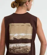 Musculosa de algodón color marrón oscuro, con cuello redondo y sin mangas. Presenta un estampado lineal minimalista en el centro del pecho.