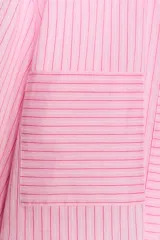 Camisa corta rosa con rayas verticales finas, cuello solapa, manga larga y bolsillos delanteros de plastrón. Cierre frontal con botones ocultos.