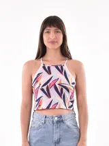 Musculosa corta con estampado de hojas en tonos rosa, naranja y azul marino.
