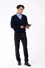 Cardigan azul marino de corte clásico, tejido con 95% algodón y 5% cashmere, con botones frontales y acabados finos en puños y cintura.