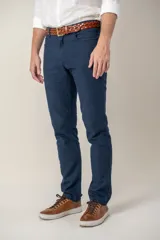 Pantalón de lino color beige, de corte recto y diseño de cinco bolsillos.