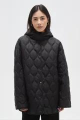 Campera acolchada de color negro con diseño capitoneado, manga larga, capucha integrada y cierre frontal con botones a presión.