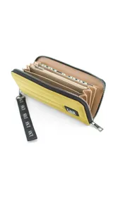 Billetera larga con cierre perimetral, confeccionada en nylon capitoneado color verde petróleo. Cuenta con correa de mano desmontable con logo estampado y parche frontal con marca LNS.
