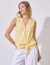 Blusa amarilla sin mangas de lino y rayón, con cuello a la base y escote en V, abertura central con botones y terminación anudada.