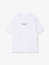 Remera blanca de corte holgado con estampa frontal en tipografía cursiva que dice Uruguay y cuatro estrellas pequeñas.