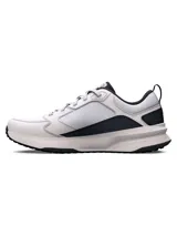 Championes de entrenamiento Under Armour modelo Charged Edge, color blanco con detalles en negro. Presentan parte superior de malla transpirable con revestimientos de cuero y material sintético, entresuela Charged Cushioning para amortiguación y suela de goma con tracción.