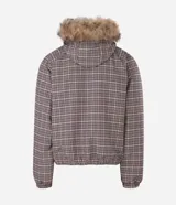 Campera masculina de corte regular con estampado a cuadros, cierre frontal con cremallera y capucha fija con borde de pelo sintético. Cuenta con bolsillos frontales con solapa y cierre de botón a presión.