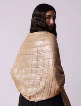 Pashmina gris con diseño a cuadros y flecos en los extremos.