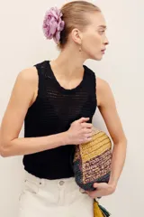Musculosa negra de tejido calado con hilo metalizado, de corte ajustado y escote redondo.