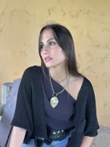 Collar de cadena de eslabones plateados con dije de alpaca texturizada en forma de hoja.