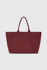 Bolso tipo tote de lona color bordó sin forro, con doble asa superior y estampado frontal con el logotipo de la marca de inspiración universitaria en color blanco.