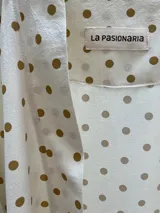 Kimono largo color crema con estampado de lunares marrones, confeccionado en tussor de algodón.