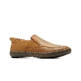Zapato casual de cuero color tostado, modelo slip-on con costuras visibles y suela de goma marrón.