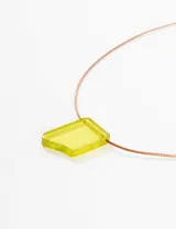 Collar con cordón fino color marrón y dije rectangular de acrílico color naranja.