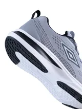 Championes deportivos Umbro modelo Vega, color azul marino con detalles en celeste y suela blanca. Presentan un diseño de malla transpirable con el logo de la marca en el lateral.