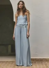 Pantalón largo de tiro alto, diseño recto y fluido, color celeste, con bolsillos laterales y cintura ajustable.