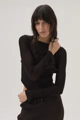 Falda larga marrón tejida en viscosa y lurex, con corte sirena y abertura lateral.