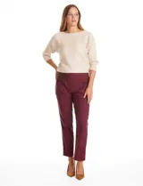 Pantalón de corte slim fit en color negro, confeccionado en tejido técnico de alta densidad. Presenta una pretina ancha elastizada, diseño pull-on sin cierres ni botones, y cuenta con cinco bolsillos funcionales.