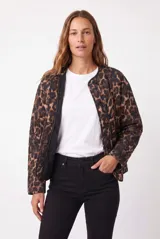Campera acolchada liviana con diseño animal print de leopardo, cuello redondo y cierre frontal de botones.