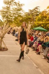 Vestido corto sin mangas de tejido de punto con lúrex, cuello a la base y apliques decorativos en forma de flores a lo largo de la prenda.