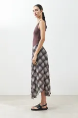 Maxi falda con estampado escocés en tonos chocolate, marrón y beige.