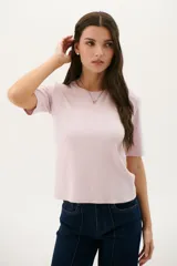 Remera color lila de mangas cortas y corte recto.