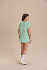 Remera deportiva verde militar de calce suelto, con mangas cortas, sisas desplazadas y abertura en la espalda. Confeccionada en tejido liviano y respirable con tecnología Quick Dry y Easy Care.