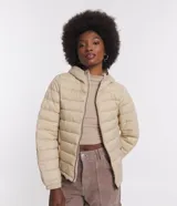 Campera puffer ultra leve de Blue Steel, color beige, con capucha, cierre frontal por cremallera, bolsillos laterales con botones y puños elásticos.