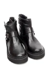 Botin de cuero color bordo con suela track negra, cierre lateral, hebilla ajustable en la parte superior y detalle de correas con argollas metálicas en el tobillo.