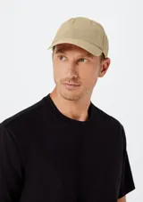 Gorra clásica color gris oscuro, con visera curva y diseño liso de seis paneles.