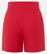 Bermuda sastre de poliéster color rojo, de tiro alto, con cintura asimétrica cruzada, pliegues frontales y bolsillos laterales.