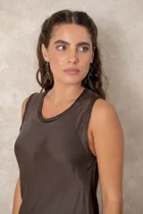Musculosa de cuello redondo con acabado satinado y caída fluida.