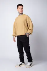 Pantalón cargo negro con múltiples bolsillos laterales y ajuste en los tobillos.