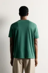 Camiseta regular fit color amarillo, con efecto lavado, cuello redondo y manga corta.
