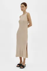 Vestido largo tejido en jersey color beige, con escote redondo y corte con abertura en los laterales.