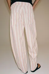 Jeans ZW Collection de corte tapered y tiro medio, con diseño de rayas verticales a contraste en tonos rosado y blanco. Cuenta con cinco bolsillos, trabillas para cinto y cierre frontal con cremallera y botón metálico.
