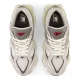 Championes New Balance modelo 9060, unisex, color gris claro con detalles en gris oscuro y blanco. Confeccionados en malla y gamuza de cerdo, con entresuela de doble densidad con amortiguación ABZORB y SBS, logo de TPU en la lengüeta y suela con estampado de diamantes.